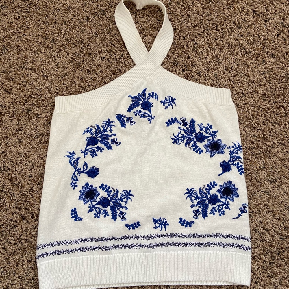 LOFT Top with floral detail 💙💙